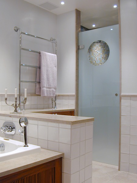 Belysning-badrum-ljusdesign-duschdörr + tork